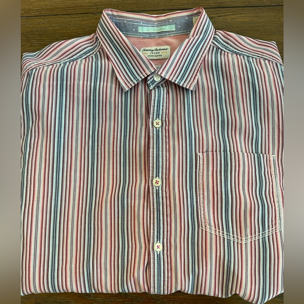 Tommy Bahama Long Sleeve Size L‎ One sleeve button cracked. Extra button inside